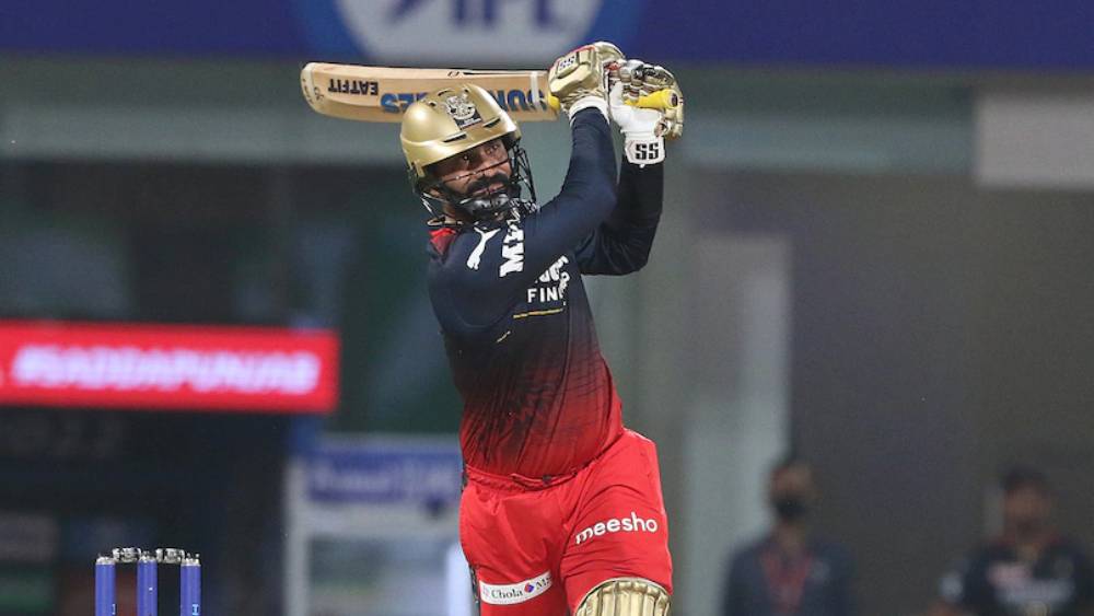 দীনেশ কার্তিক: ২০২০ সালে তাঁকে নিলামে কিনে দলের অধিনায়ক করে কেকেআর। কিন্তু মাঝ পথেই অধিনায়কত্ব থেকে সরিয়ে দেওয়া হয়। গত বার দলে থাকলেও এ বার তাঁকে ছেড়ে দেয় কলকাতা। সাড়ে ৫ কোটি টাকায় তাঁকে কিনেছে রয়্যাল চ্যালেঞ্জার্স ব্যাঙ্গালোর। আরসিবি-র হয়ে দু’ম্যাচে ৪৬ রান করেছেন তিনি। ফিনিশারের ভূমিকায় ভাল দেখাচ্ছে কার্তিককে।