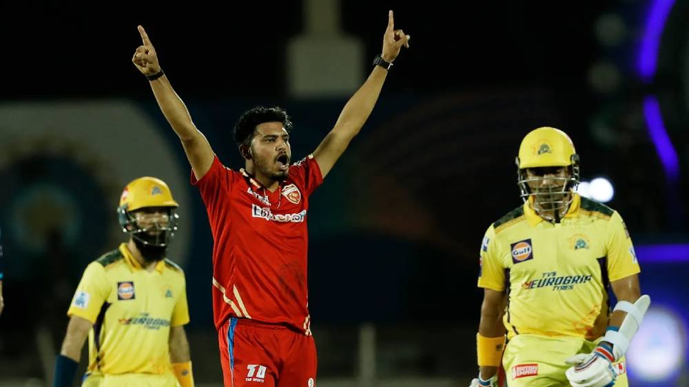 বৈভব অরোরা: কলকাতার হয়ে কোনও দিন খেলার সুযোগ পাননি। এ বার তাঁকে ২ কোটি টাকায় কিনেছে পঞ্জাব কিংস। চেন্নাইয়ের বিরুদ্ধে আইপিএল অভিষেকেই ২ উইকেট নিয়ে নজর কেড়েছেন তিনি।