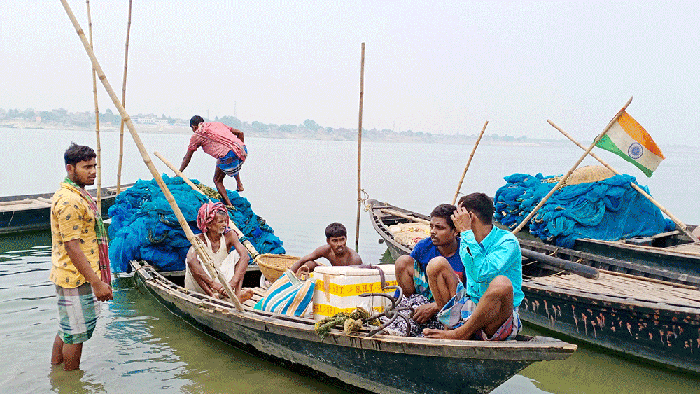 fishermen are in distress 