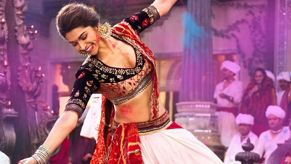 ভন্সালীর ওই সিনেমায় ‘নাগাড়া সঙ্গ ঢোল বাজে’ গানের তালে তালে তুমুল নেচেছিলেন দীপিকা পাড়ুকোন। ওই গানের কয়েকটি দৃশ্যে রণবীর সিংহও কোমর দুলিয়েছিলেন। সম্প্রতি দীপিকা-রণবীরের সে গানের তালেই পড়ুয়াদের সঙ্গে নেচেছেন দিব্যা।