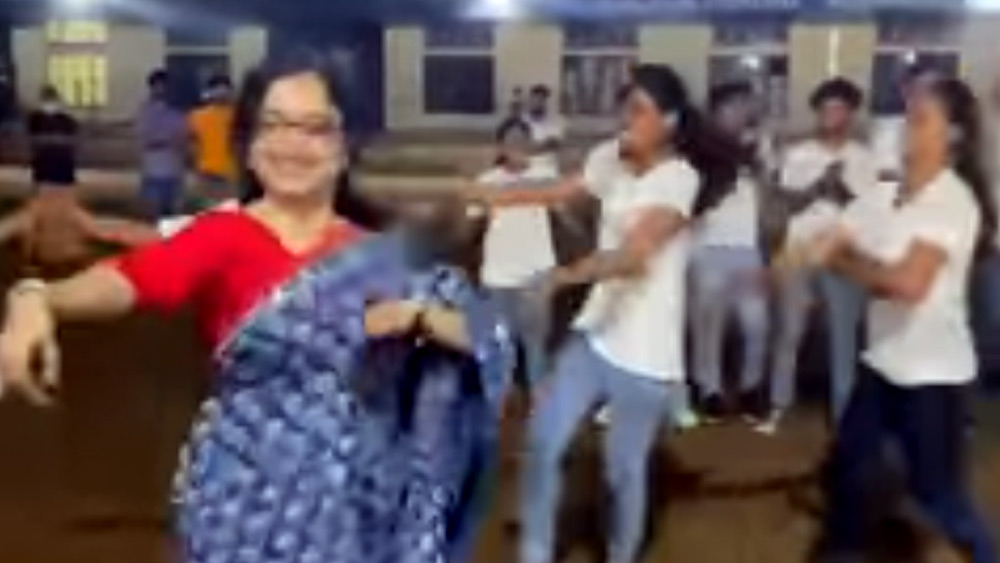 বৃহস্পতিবার বিশ্ববিদ্যালয়ের অনুষ্ঠানে সপরিবার হাজির হয়েছিলেন দিব্যা। প্রথম দিকে অনুষ্ঠানের অতিথি হয়ে থাকলেও পড়ুয়াদের অনুরোধে এক সময় তিনিও মাঠে নেমে পড়েন।