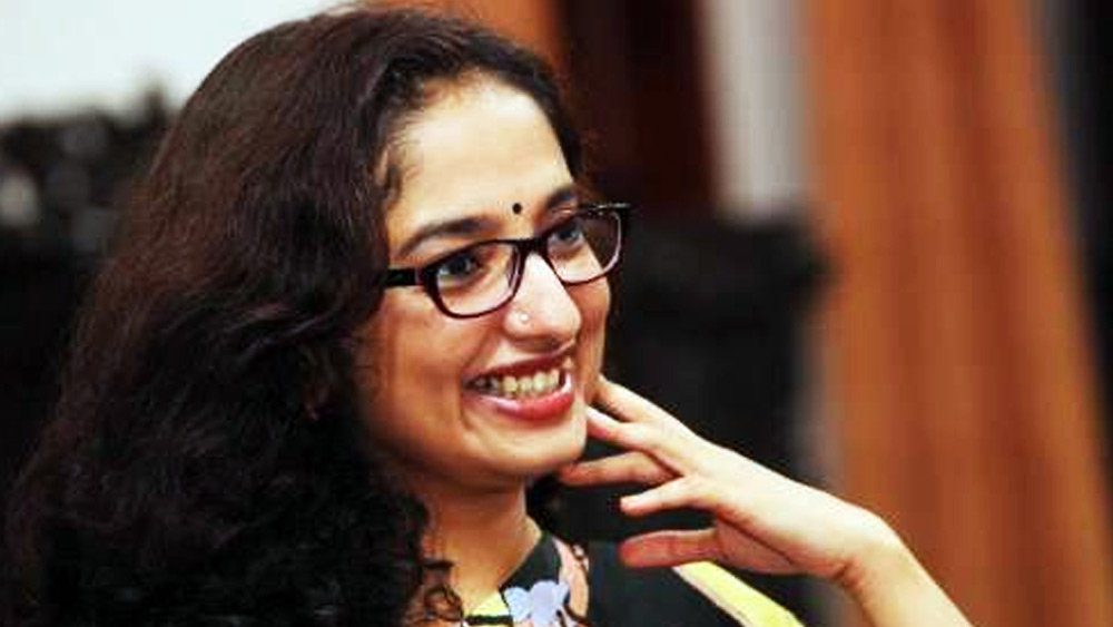 ১৯৮৪ সালে কেরলের তিরঅনন্তপুরমের জন্ম দিব্যার। বাবা সেশা আয়ার ইসরো-র অবসরপ্রাপ্ত কর্মী। স্টেট ব্যাঙ্ক অব ত্রিবাঙ্কুরে কাজ করেন। সেশা এবং ভগবতীর বড় মেয়ে দিব্যা সেকেন্ডারি পরীক্ষায় রাজ্যে দ্বিতীয় স্থান দখল করেছিলেন। এর পর মেডিক্যাল কলেজে ভর্তি হয়েছিলেন তিনি।