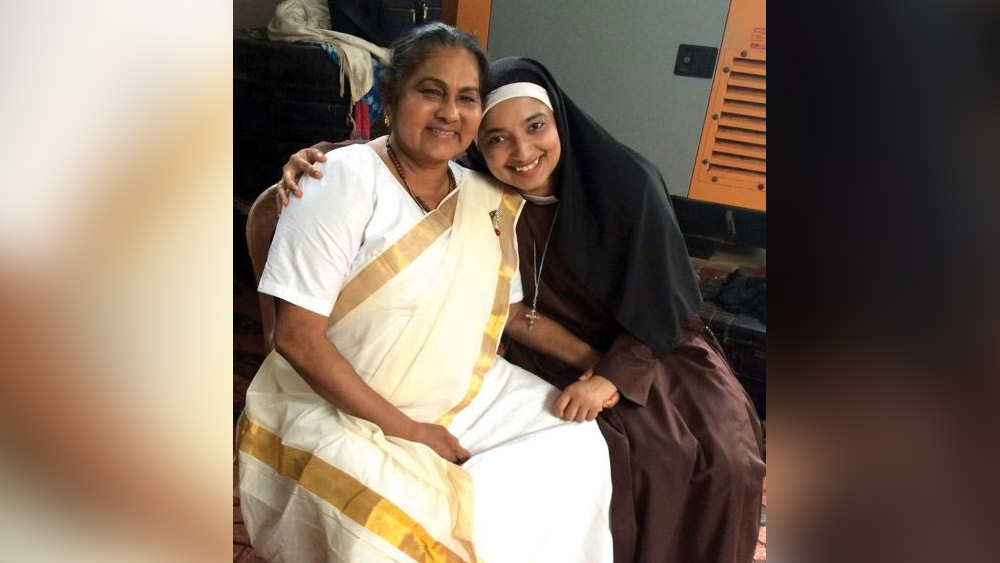 পরের বছর আবারও চমক দেন দিব্যা। মালয়ালি একটি সিনেমায় অভিনয় করেন তিনি। ২০১৭ সালের ডিসেম্বরে সে ছবি মুক্তির পর নজর কাড়েন দিব্যা।