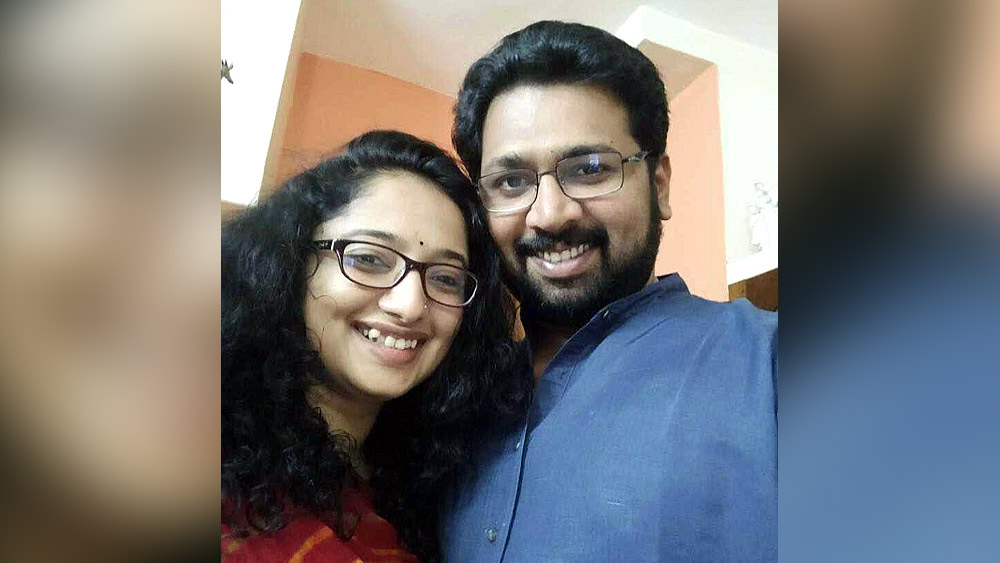 কাজের ফাঁকে সংসারও পেতেছেন এই আমলা। ২০১৭ সালে তৎকালীন কংগ্রেস বিধায়ক কে এস সবরীনাধনকে বিয়ে করেন।