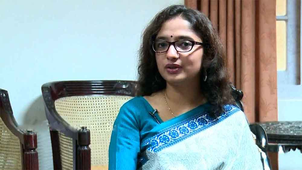 গত বছরের ২১ জুলাই পতনমতিত্তার ৩৬তম জেলাশাসক হিসাবে কাজ শুরু করেন দিব্যা। আমলা হিসাবে কাজের পাশাপাশি একাধিক বইও লিখেছেন। গত বছরের ডিসেম্বরে পতনমতিত্তা জেলার একটি আদিবাসী স্কুলের পড়ুয়াদের লিঙ্গনিরপেক্ষ পোশাক বিলি করেও শিরোনামে উঠে এসেছিলেন দিব্যা।