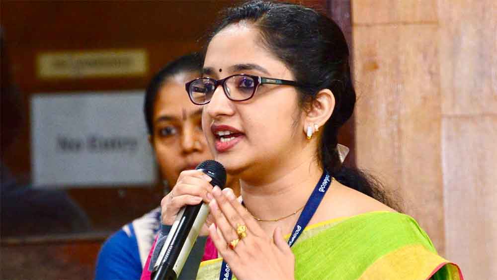 ভোটারদের অধিকার নিয়েও সরব দিব্যা। ২০১৬ সালে এ সম্পর্কিত একটি গানও লিখে ফেলেন। নিজেই গলা মিলিয়েছিলেন তাতে। সে সময় ওই গানটিও ভাইরাল হয়েছিল।