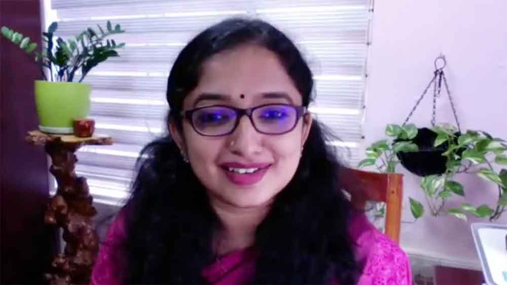 ইতিমধ্যেই নেটমাধ্যমে প্রভূত প্রশংসা কুড়িয়ে নিয়েছেন দিব্যা। সংবাদমাধ্যমে তিনি বলেন, ‘‘যুব উৎসবের সূচনা করতে সেখানে উপস্থিত হয়েছিলাম। সঙ্গে আমার সন্তান এবং পরিবারও ছিল। পড়ুয়াদের নাচ উপভোগ করছিলাম। ওঁরাই এসে নাচের তালে তালে আমাকে পা মেলাতে বলেন। সঙ্গে সঙ্গে রাজি হয়ে গিয়েছিলাম।’’