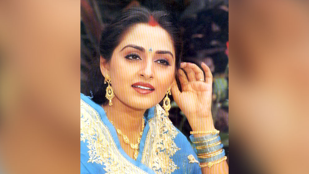 তবে সব প্রযোজক-পরিচালকই যে তারকাদের কথায় ওঠেন-বসেন, এমনটা নয়। উল্টে তারকা হলেও তাঁদের সেটের অন্যদের মতোই নিয়মশৃঙ্খলা মেনে চলতে হয়। না হলে ‘শাস্তি’ও জোটে। এমনই এক কাণ্ড হয়েছিল জয়াপ্রদার সঙ্গে।