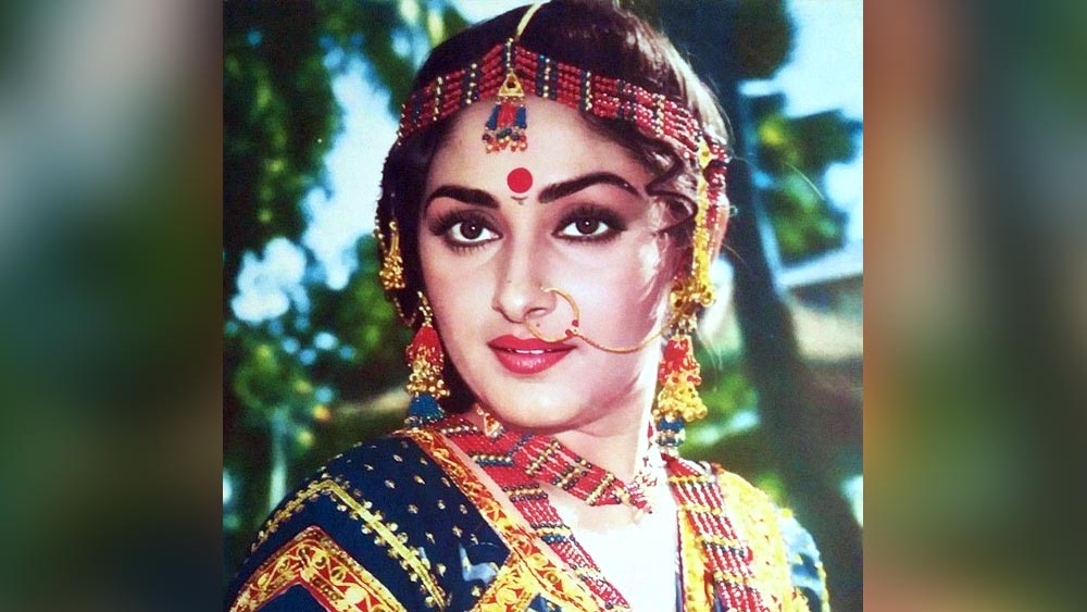 তবে সেই কাণ্ডের গল্প শোনানোর আগে জয়ার কেরিয়ারের দিকে নজর ঘোরানো যাক। সত্তরের দশকে তাঁর বলিউড পথচলা শুরু। এর পর আশির দশকে বলিউডের প্রথম সারির নায়িকা হয়ে ওঠেন জয়া। নব্বইয়ের গোড়াতেও চুটিয়ে কাজ করেছেন তিনি। তবে কেরিয়ারের তুঙ্গে থাকাকালীনই রুপোলি পর্দা ছেড়ে রাজনীতিতে যোগ দেন।