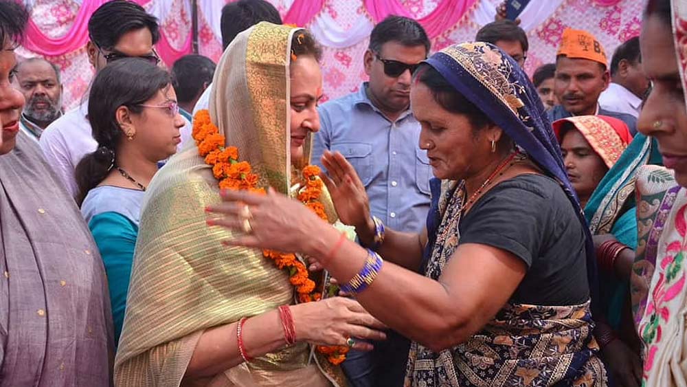 ১৯৯৪ সালে তেলুগু দেশম পার্টি (টিডিপি)-তে যোগ দেন ৩২ বছরের জয়া। ২০১৮ সালে একটি সাক্ষাৎকারে তিনি বলেছিলেন, ‘‘এনটিআর (এন টি রামা রাও)-এর একটা ফোনে আমি রাজনীতিতে এসেছিলাম। ছোটবেলা থেকে ওঁর ছবি দেখে বড় হয়েছি। হঠাৎ করে ওঁর হিরোইন হলাম। রাজনীতিতে আসাটাও হঠাৎ করেই হয়েছিল।’’