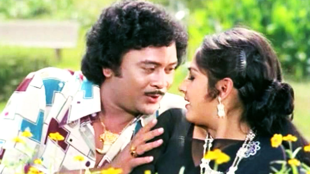 ‘অগ্নি পোলু’-র একটি নাচের দৃশ্যে শ্যুটিং করাটা বেশ কষ্টকর হয়ে উঠেছিল বলে জানিয়েছিলেন জয়া। ওই ছবির একটি গানে তাঁকে সর্পিল ভঙ্গিতে নাচতে হয়েছিল। তবে সেই ভঙ্গিতে জয়া নাচতে পারবেন কি না, তা নিয়েই নাকি সন্দিহান ছিলেন পরিচালক বাপ্পাইয়া। তাতে অপমানিত হয়েছিলেন বলে জানিয়েছেন জয়া। তিনি বলেন, ‘‘(পরিচালকের কথা শুনে) আমার চোখে জল এসে গিয়েছিল।’’