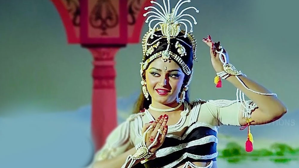 কেমন ছিল সেই শ্যুটিংয়ের অভিজ্ঞতা? জয়া বলেন, ‘‘প্রবল জ্বর নিয়েও ওই নাচের রিহার্সালে হাজির হয়েছিলাম। সে সময় আমার ১০৩ ডিগ্রি জ্বর। কোরিয়োগ্রাফার ছিলেন খুব কড়া ধাতের। আমার রিহার্সালে ঢুকতে মাত্র পাঁচ মিনিট দেরি হয়েছিল। তার জন্য আমাকে আধ ঘণ্টা এক পায়ে খাড়া হয়ে দাঁড়িয়ে থাকতে হয়েছিল।’’