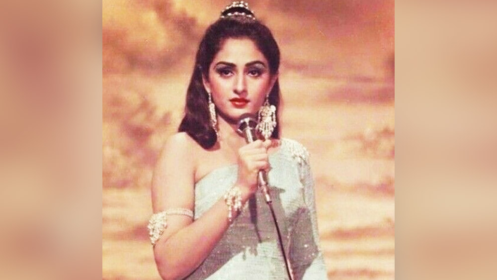 রিহার্সাল করতে গিয়েও বেশ কষ্ট পেতে হয়েছিল বলে জানিয়েছেন জয়া। তিনি বলেন, ‘‘রিহার্সালের সময় আমার পিঠে র‌্যাশ বেরিয়ে গিয়েছিল। চুলও উঠতে শুরু হয়েছিল। কোনও খাবার খেতে পারতাম না। শ্যুটিংয়ের ফাঁকে যা খেতাম, সব বমি করে দিতাম।’’