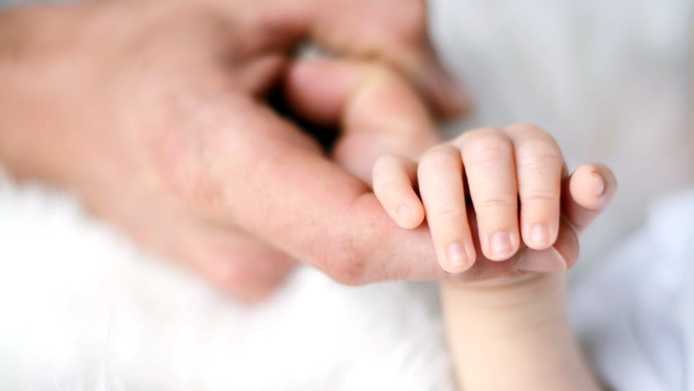 পেশার দৌলতে এঁদের অনেকেরই ব্যস্ত জীবন। তারকা হওয়ার সুবাদে হয়তো ব্যক্তিগত জীবনে সময় দিতে পারেন না কেউ কেউ। অথবা নেহাৎই মা হতে চান না এখনই। তা বলে কখনওই মা হবেন না এমন নয়। সেই ভাবনা থেকেই কম বয়সে ডিম্বাণু সংরক্ষণের সিদ্ধান্ত।