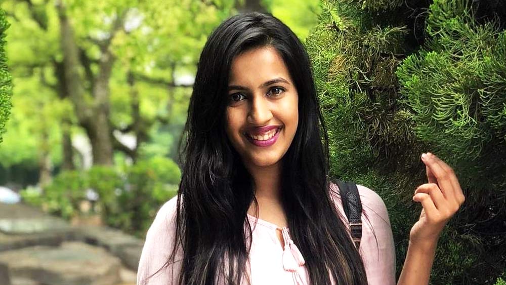 আবারও শিরোনামে দক্ষিণী ছবির সুপারস্টার চিরঞ্জীবীর ভাইঝি নীহারিকা কোনিডেলা। হায়দরাবাদের একটি অভিজাত হোটেলের পাবে মাদকপার্টিতে গিয়েছিলেন। সেখানে আটক হওয়া ১৪৪ জনের মধ্যে নীহারিকাও রয়েছেন। যদিও তাঁর বাবা তথা সুপারস্টার নাগা বাবুর দাবি, মেয়ে নির্দোষ। তাঁকে নিয়ে অযথা জল্পনা করা হচ্ছে।