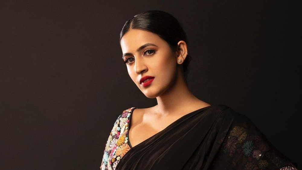 আজকাল অবশ্য নীহারিকার কেরিয়ারের বদলে তাঁর ‘কীর্তি’ নিয়েই বেশি আলোচনা হচ্ছে। হায়দরাবাদের অভিজাত এলাকা বানজারা হিলসের একটি পাবে রাত ৩টের সময় হানা দিয়েছিল পুলিশ। সেখান থেকে কোকেন-সহ একাধিক নিষিদ্ধ মাদক উদ্ধার করেছেন হায়দরাবাদ সিটি পুলিশ।