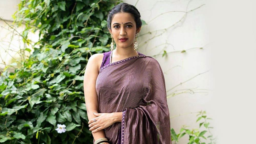 তামিল এবং তেলুগু ছবিতে অভিনয় করা ছাড়া একটি প্রযোজনা সংস্থাও খুলেছেন নীহারিকা। ২০১৫ সালে সেটির যাত্রা শুরু হয়েছিল। ইতিমধ্যেই টেলিভিশনের জন্য গুটি চারেক অনুষ্ঠানের প্রযোজনা করে ফেলেছে তাঁর সংস্থা ‘পিঙ্ক এলিফ্যান্ট পিকচার্স’। এ ছাড়া টিভিতে তাঁকে সঞ্চালনার কাজেও দেখা গিয়েছে। 