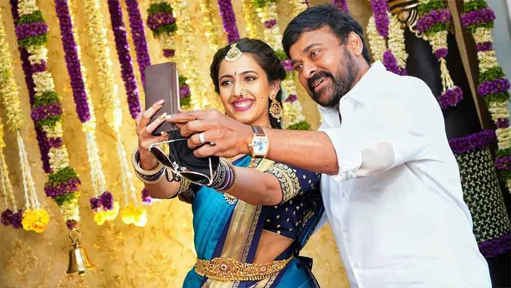 তবে কোভিডের বিধিনিষেধ মেনে উদয়পুরের উদয়বিলাস প্যালেসে তুতো বোন নীহারিকার বিয়ের অনুষ্ঠানে গিয়েছিলেন অল্লু অর্জুন, রাম চরণদের মতো সুপারস্টারেরা। ফলে মিডিয়ার ক্যামেরা যেন নীহারিকার বিয়ের অনুষ্ঠানের দিকেই তাক করেছিল।