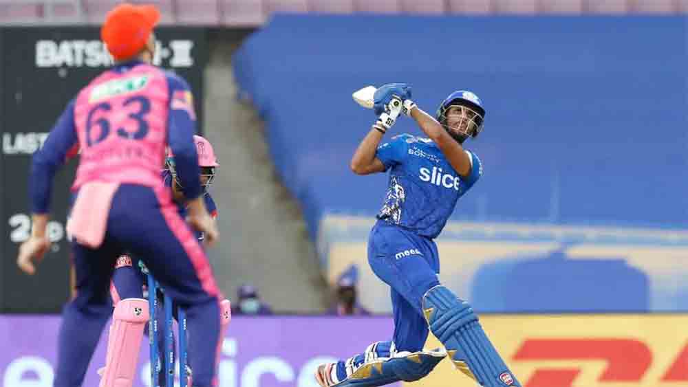 রাজস্থানের বিরুদ্ধে ১৯ বছরের তিলকের ইনিংস দেখে মুগ্ধ বহু ক্রিকেটবোদ্ধা। ব্যাট ঘুরিয়ে বলকে বাউন্ডারি পাঠানোর সময় কোনও দ্বিধা নেই তাঁর। বেশ সাফসুতরো মারেন তিলক। এবং বাইশ গজের সব দিকেই তাঁর ব্যাট ঘোরে।