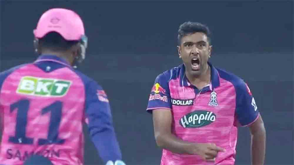 দ্বিতীয় ম্যাচে আউট হওয়ার আগে রবিচন্দ্রন অশ্বিনের মতো ঝানু স্পিনারকে থার্ড ম্যানের উপর দিয়ে রিভার্স স্যুইপে তিলকের ছয় মারাটা এখনও অনেকের স্পষ্ট মনে রয়েছে। যদিও অশ্বিনের পরের বলে গতিতে ঠকে গিয়ে সাজঘরে ফিরতে হয়েছিল তিলককে।