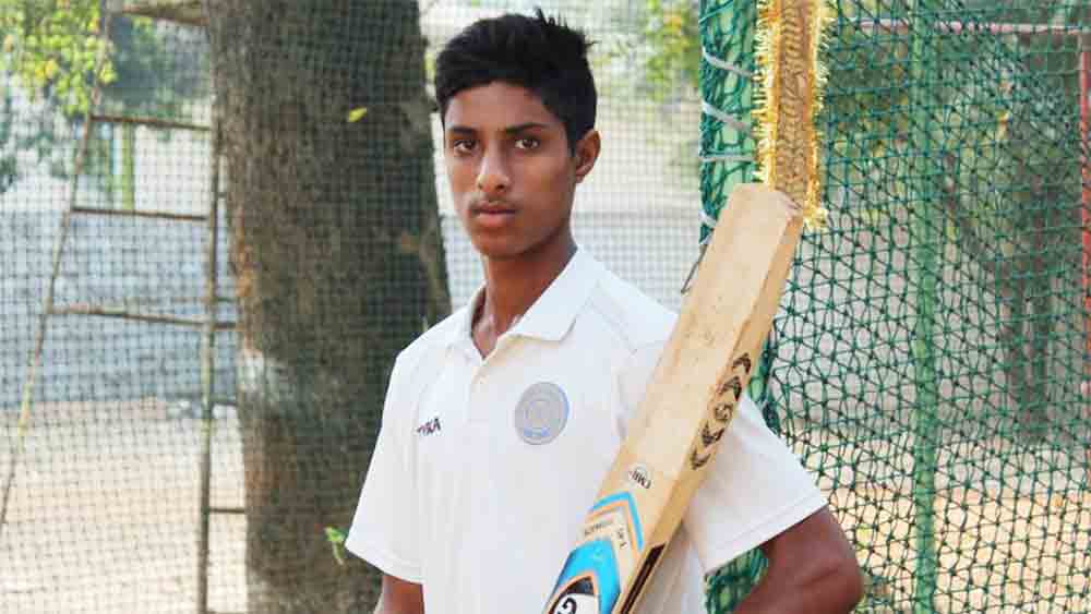 তিলকের বাবা নাম্বুরি নাগারাজু পেশায় ইলেকট্রিশিয়ান। সামান্য রোজগারের টাকায় সংসার চালানোই দায়। এক সময় তো ছেলের ক্রিকেট কোচিংয়ের অর্থ জোগাড় করাই কষ্টকর হয়ে উঠেছিল নাম্বুরির। সে সময় তিলকের উদ্ধারকর্তা হয়ে দাঁড়িয়েছিলেন কোচ সালাম বায়েশ। তিলকের খরচাপাতি-সহ প্রশিক্ষণও দেন তিনি।