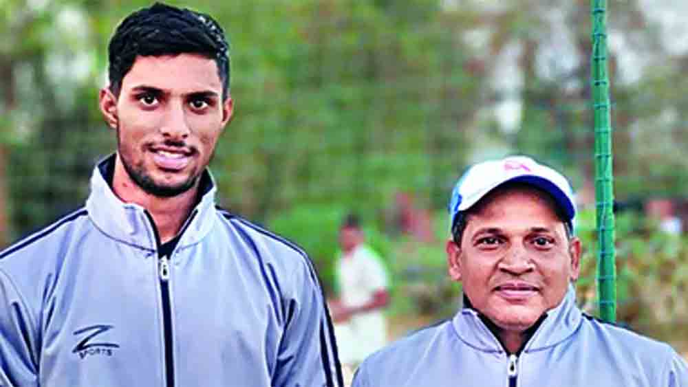 বেস প্রাইস থেকে সাড়ে ৮ গুণ বেশি দরে মুম্বই ইন্ডিয়ান্স তাঁকে ঘরে তুলে নিয়েছিল। এ যেন বিশ্বাস করতে পারছিলেন না তিলক। তিনি বলেন, ‘‘আইপিএলের নিলাম চলাকালীন কোচকে ভিডিয়ো কল করেছিলাম। নিলামে আমার দর উপরের দিকে চড়ার সময় তিনি কাঁদতে থাকেন। মুম্বইয়ে সুযোগ পাওয়ার পর মা-বাবাকেও ফোন করেছিলাম। ওঁরা কাঁদতে শুরু করে দেন। মায়ের তো কথা বলতেই অসুবিধা হচ্ছিল।’’