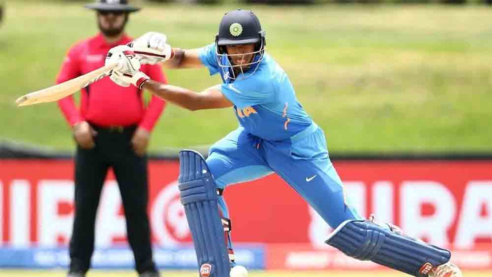 ২০১৮ সালে অন্ধ্রপ্রদেশের বিরুদ্ধে প্রথম শ্রেণির ক্রিকেটে অভিষেক করেন তিলক। তেমন বলার মতো পারফরম্যান্স ছিল না। তবে ২০২১-’২২ মরসুমে বিজয় হাজারে ট্রফিতে পাঁচ ম্যাচে ১৮০ রান করার পাশাপাশি ৪ উইকেট তুলে নিয়ে যেন নিজের প্রতিভার প্রমাণ দেন। মিডল অর্ডারে এই বাঁ-হাতি যে ডান হাত ঘুরিয়ে অফস্পিনটাও করতে পারেন, তা বুঝিয়ে দিয়েছিলেন তিলক।