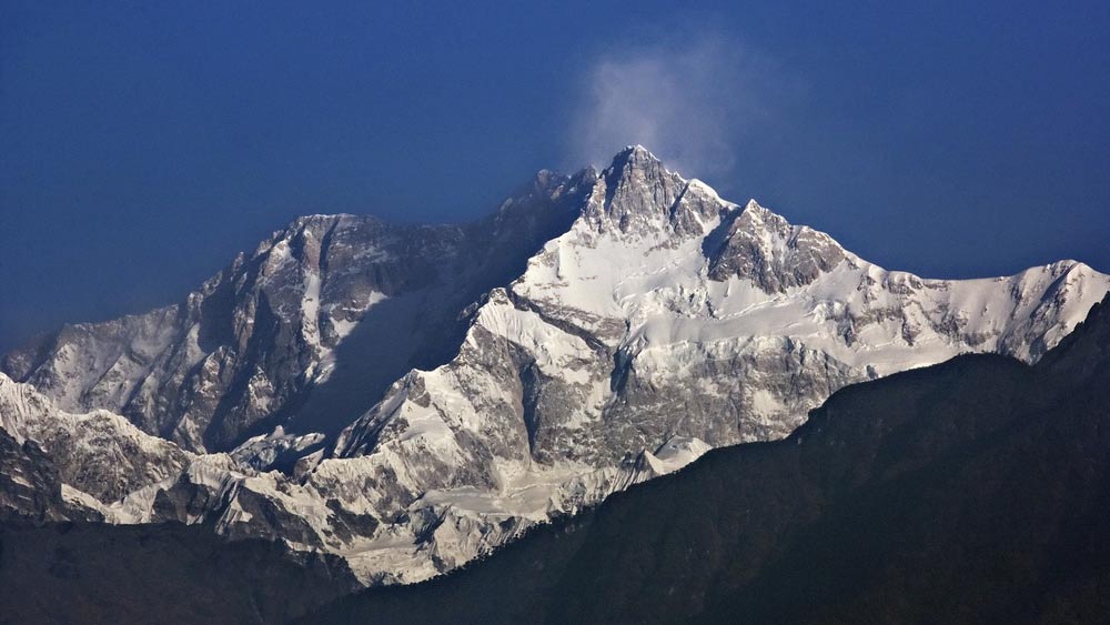 বিশ্বের তৃতীয় উচ্চতম পর্বত কাঞ্চনজঙ্ঘায় চড়ার সুযোগও এক দিনে আসেনি শীতলের কাছে। তার জন্য নিজেকে তৈরি করেছেন তিনি। পর্বতারোহী হওয়ার জন্য ২০১৫ সালে দার্জিলিঙের হিমালয়ান মাউন্টেনিয়ারিং ইনস্টিটিউট থেকে বেসিক কোর্সও করেছেন।