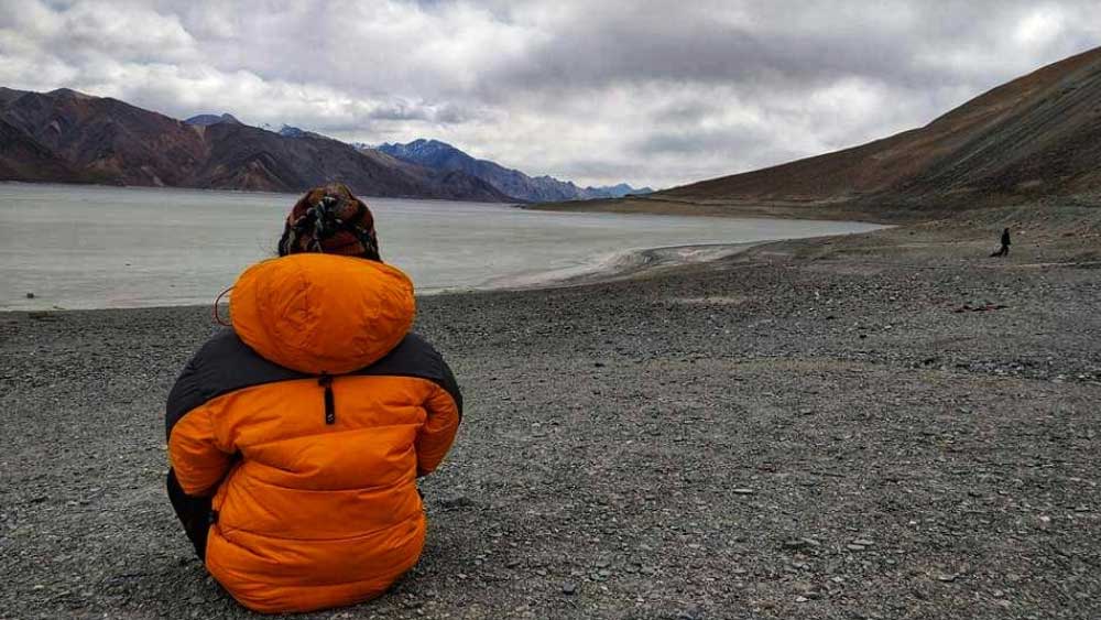 সে খবর পেয়ে অবসাদে ডুবে গিয়েছিলেন শীতল। তাঁর কথায়, ‘‘ওই খবরটা আমাকে একেবারে গুঁড়িয়ে দিয়েছিল। কিছুতেই বিশ্বাস করতে পারছিলাম না। মানসিক ভাবে প্রচণ্ড আঘাত পেয়েছিলাম। পড়াশোনা ছেড়ে দিয়েছিলাম। কোনও কিছুই করতে ভাল লাগত না। অবসাদ কাটাতে বছরখানেক লেগে গিয়েছিল।’’