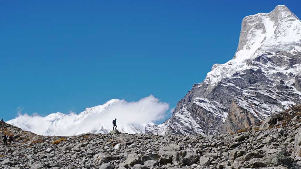 শীতলের সঙ্গে আলাপচারিতার পর চৌহান জানতে পারেন যে পাহাড়ে অভিযানের আর্থিক সামর্থ্য নেই মেয়েটির। তিনি বলেন, ‘‘সে সময় ওএনজিসি-র তরফে আমরা কাঞ্চনজঙ্ঘা অভিযানের তোড়জোড় করছিলাম। ওই অভিযানের জন্য ওএনজিসি-র আধিকারিকদের কাছে শীতলের নাম সুপারিশ করি। অভিযানের সময় শীতলের যাবতীয় ব্যয়ভার বহনে রাজি হয়ে যান তাঁরা।’’
