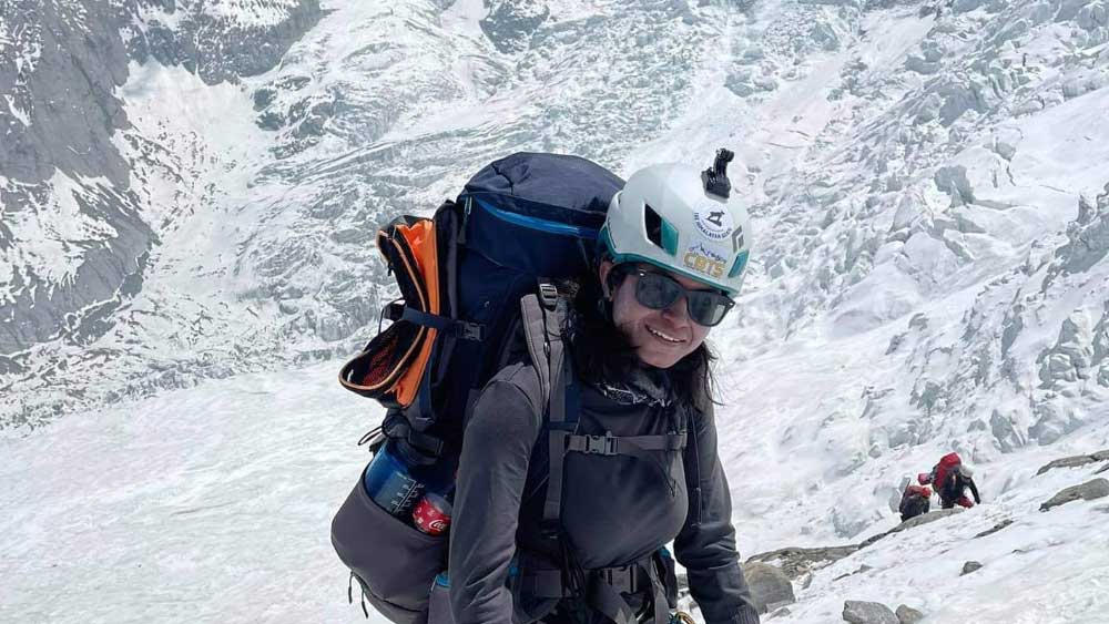 ২০১৮ সালে এপ্রিলে কাঞ্চনজঙ্ঘা অভিযান শুরু হয়েছিল শীতলদের। শীতল বলেন, ‘‘নেপাল থেকে আমাদের যাত্রা শুরু হয়েছিল। হাপুরখোলায় পৌঁছে বেস ক্যাম্পের জন্য যাত্রা শুরু করি। ১৫ দিনেই সেখানে পৌঁছে গিয়েছিলাম।’’