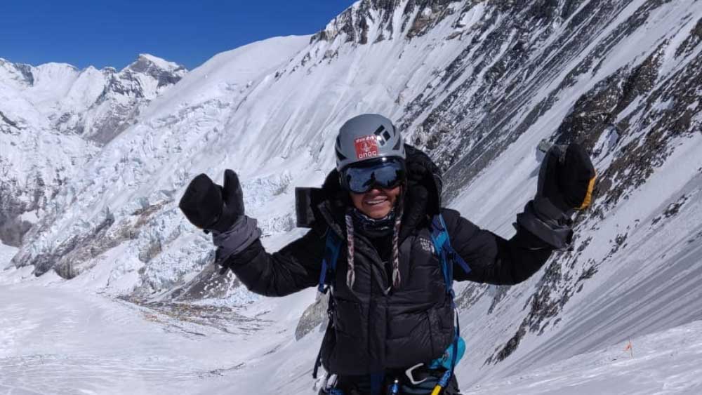 ৮,৫৮৬ মিটার উচ্চতার কাঞ্চনজঙ্ঘার শৃঙ্গে উ়়ঠেও যেন সে কথা বিশ্বাস হচ্ছিল না শীতলের। তিনি বলেন, ‘‘আমাদের শেরপা যখন জানালেন যে শিখরচূড়ায় পৌঁছে গিয়েছি, হঠাৎই শরীরে নতুন শক্তি এল। আমার মধ্যে যেন তরঙ্গ বয়ে যাচ্ছিল। অভিভূত হয়ে কান্নায় ভেঙে পড়েছিলাম। শেরপাকে জড়িয়ে ধরেছিলাম। অবিশ্বাস্য!’’