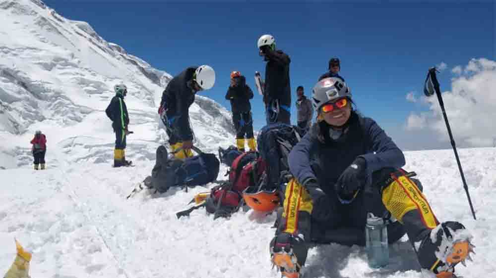 কাঞ্চনজঙ্ঘা অভিযানের শেষ মুহূর্তের কথা এখনও স্পষ্ট মনে রয়েছেন শীতলের। তিনি বলেন, ‘‘২১ মে রাত সাড়ে ৩টেয় আমরা কাঞ্চনজঙ্ঘার শীর্ষে পৌঁছেছিলাম। মনে হয়েছিল, নিজের ঘরে এলাম। তবে এত অন্ধকার যে কিছুই দেখা যাচ্ছিল না। অবশেষে সূর্যোদয় হল। ভোরের আলোয় চোখে পড়ল, এক পাশে ভারত আর অন্য দিকে নেপাল। আর সামনে চিনের সীমান্ত।’’