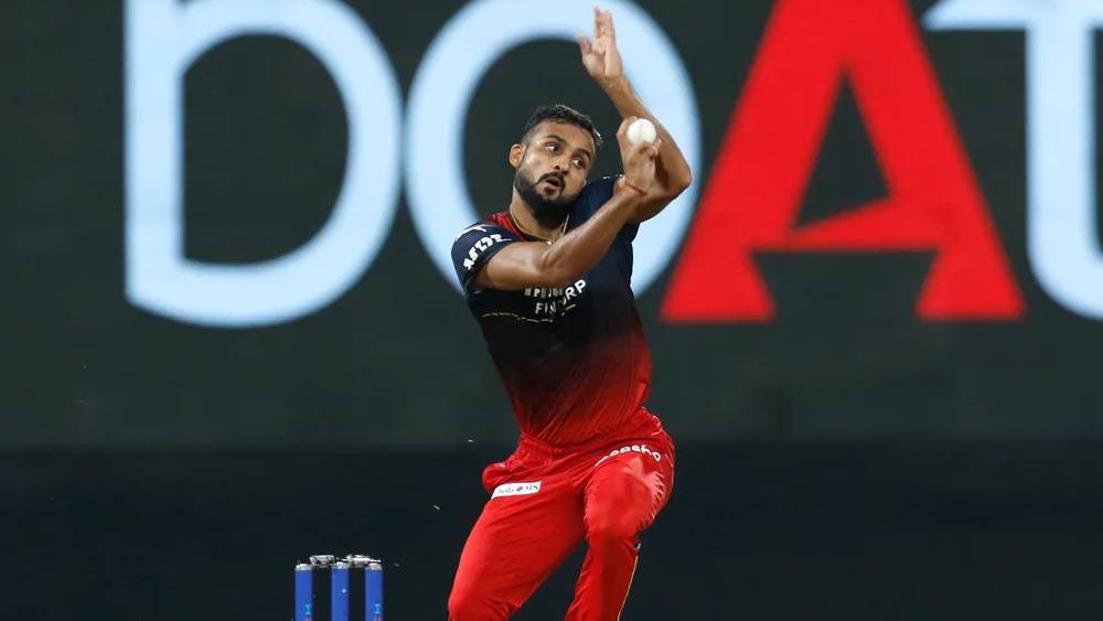 এ বারের নিলামে ২০ লক্ষ টাকায় বাংলার আকাশ দীপকে কিনেছে রয়্যাল চ্যালেঞ্জার্স ব্যাঙ্গালোর। প্রথম ম্যাচ থেকেই প্রথম একাদশে খেলছেন তিনি। তিন ম্যাচে চার উইকেট নিয়েছেন। তার মধ্যে কলকাতা নাইট রাইডার্সের বিরুদ্ধে তিন উইকেট নেন এই বোলার।