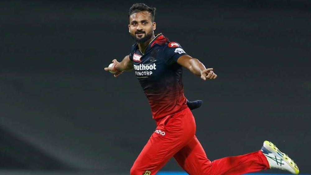 আকাশ দীপের প্রশংসা শোনা গিয়েছে বেঙ্গালুরুর অধিনায়ক ফ্যাফ ডুপ্লেসি ও প্রাক্তন অধিনায়ক বিরাট কোহলীর মুখে। প্রতি মুহূর্তে শেখার চেষ্টা করেন এই ডান হাতি জোরে বোলার। পরিশ্রম করতে পারেন। আগামী দিনে তিনি দলের বড় অস্ত্র হয়ে উঠতে পারেন।