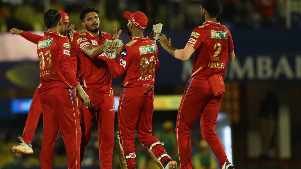 এর আগে কলকাতা নাইট রাইডার্সে ছিলেন বৈভব। কিন্তু খেলার সুযোগ হয়নি। এ বার নিলামে তাঁকে ২ কোটি টাকায় কেনে পঞ্জাব। আর অভিষেকেই নজর কাড়েন তিনি।