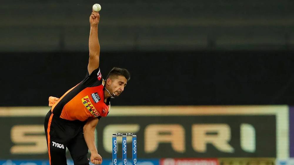 গত বার বেঙ্গালুরুর বিরুদ্ধে এক ওভারে পর পর পাঁচটি বল ১৫০ কিলেমিটারের বেশি গতিবেগে করে সবাইকে চমকে দিয়েছিলেন উমরান। গতানুগতিক জোরে বোলারদের মতো শারীরিক গঠন না থাকলেও প্রচণ্ড গতিতে বল করতে পারেন তিনি।