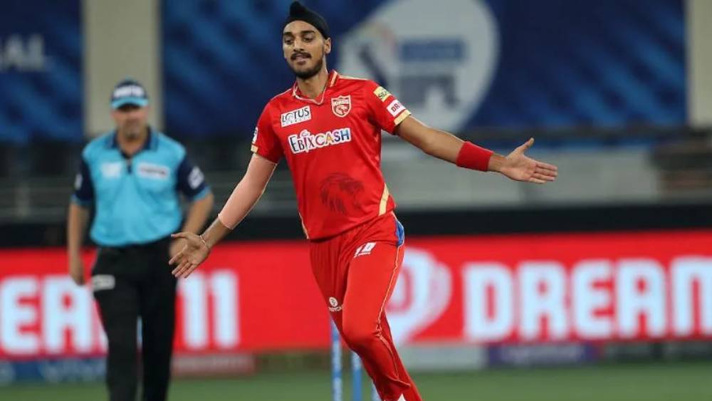 গত তিন বছর ধরে পঞ্জাব কিংসের হয়ে খেলছেন তিনি। প্রতি বছর ভাল বল করে প্রথম একাদশে জায়গা পাকা করেছেন ২০১৮ সালে ভারতের বিশ্বকাপজয়ী অনূর্দ্ধ-১৯ দলের পেসার অর্শদীপ সিংহ। এ বারেও ভাল বল করছেন তিনি।