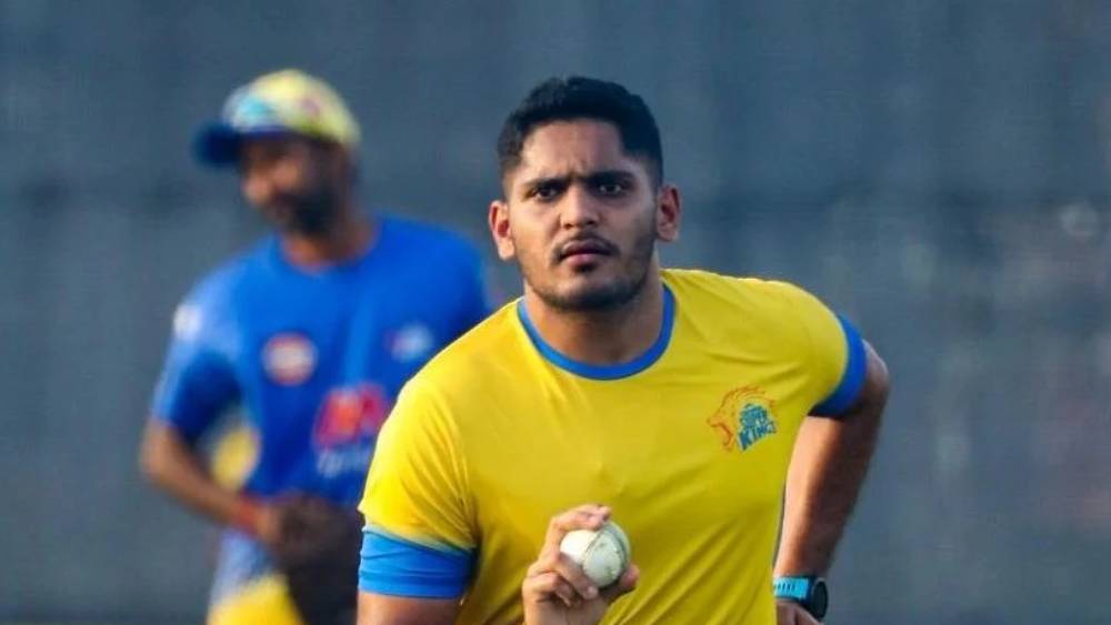 দীপক চাহার এখনও সুস্থ হয়ে মাঠে না ফেরায় চেন্নাইয়ের দেশীয় জোরে বোলারদের মধ্যে সুযোগ পাচ্ছেন তুষার। তবে যদি তিনি ভাল বল করতে পারেন তা হলে পাকাপাকি ভাবে প্রথম একাদশের সদস্য হতে পারেন।