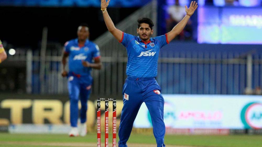 গত দু’বছর দিল্লি ক্যাপিটালসে ছিলেন। কিন্তু বেশি সুযোগ পাননি। এ বার ২০ লক্ষ টাকায় তুষার দেশপাণ্ডেকে কিনেছে চেন্নাই সুপার কিংস। সুযোগ পেয়েছেন প্রথন একাদশে। পাওয়ার প্লে-র সঙ্গে সঙ্গে ডেথ ওভারেও বল করতে পারেন তুষার।