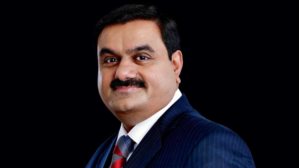 গৌতম আদানিরও সম্পদ বেড়েছে। আদানি এবং তাঁর পরিবারের সম্পদের মূল্য বেড়ে হয়েছে ন’হাজার কোটি ডলার। বিশ্ব ধনী তালিকায় একাদশ স্থানে রয়েছেন আদানিরা। অম্বানীর ঠিক পরেই। তবে এর পর ভারতীয় শতকোটিপতিরা রয়েছেন তালিকার অনেকটা পিছনে।