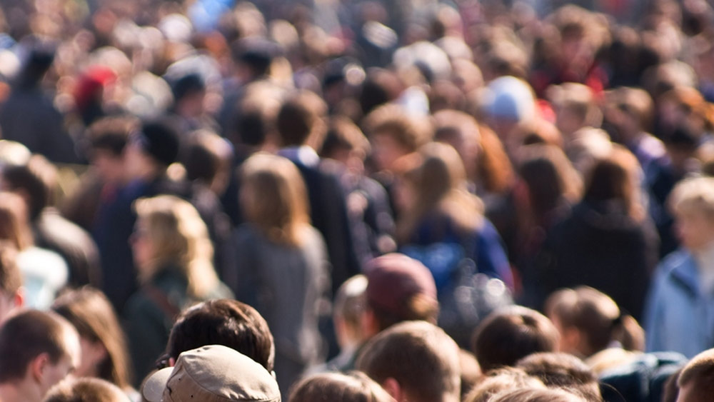 তবু এর মধ্যেও এক হাজার ধনকুবের আরও ধনী হয়েছেন। যুদ্ধ পরিস্থিতি, অতিমারী তাঁদের উপর কোনও প্রভাব ফেলেনি। গত বছরের তুলনায় আরও সম্পদ বেড়েছে তাঁদের। শতকোটিপতিদের তালিকায় নতুন সংযোজিতও হয়েছেন ২৩৬ জন শতকোটিপতি।