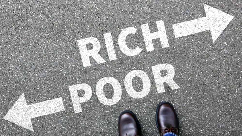 শতকোটিপতিদের মোট সম্পদের পরিমাণও কমেছে। ২০২২ সালে শতকোটিপতিদের মোট সম্পদের পরিমাণ দাঁড়িয়েছে ১২.৭ লক্ষ কোটি ডলার। যা ২০২১ সালের থেকে অন্তত ৪০ হাজার কোটি ডলার কম।