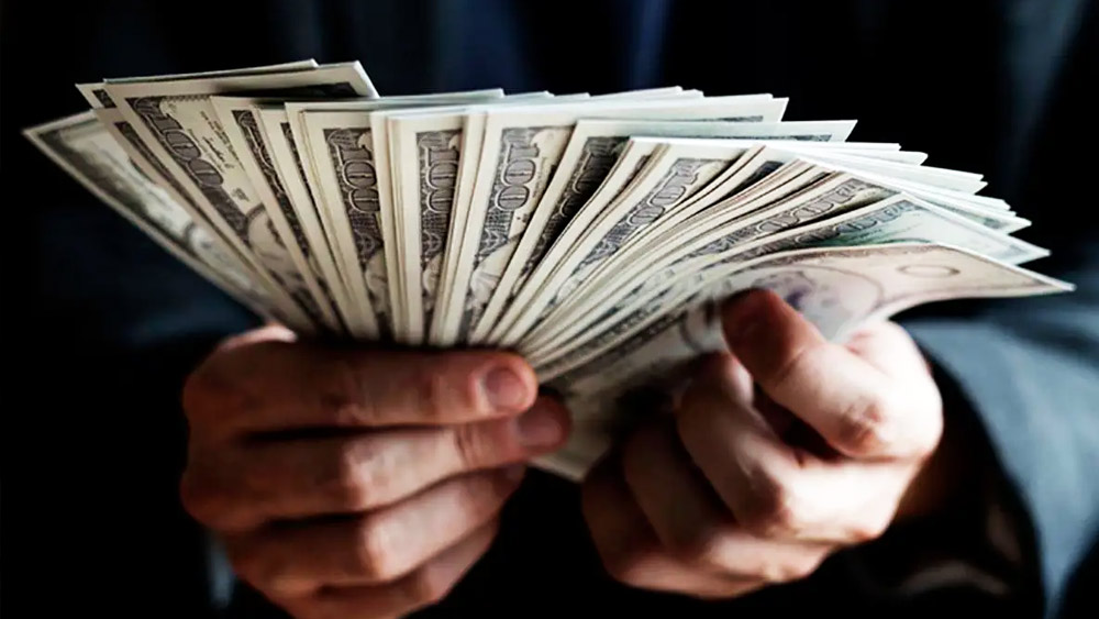 ২০২২ সালের শুরুতেই রাশিয়া-ইউক্রেনের যুদ্ধ প্রভাব ফেলতে শুরু করেছিল বিভিন্ন দেশের অর্থনীতিতে। ফোর্বসের তালিকা বলছে, এ বছর বিশ্বের শতকোটিপতিদের মোট সংখ্যা ২৬৬৮ জন। যা আগের বছরের তুলনায় অনেকটাই কম। গত বছর আরও ৮৭ জন শতকোটিপতি ছিলেন এই তালিকায়।