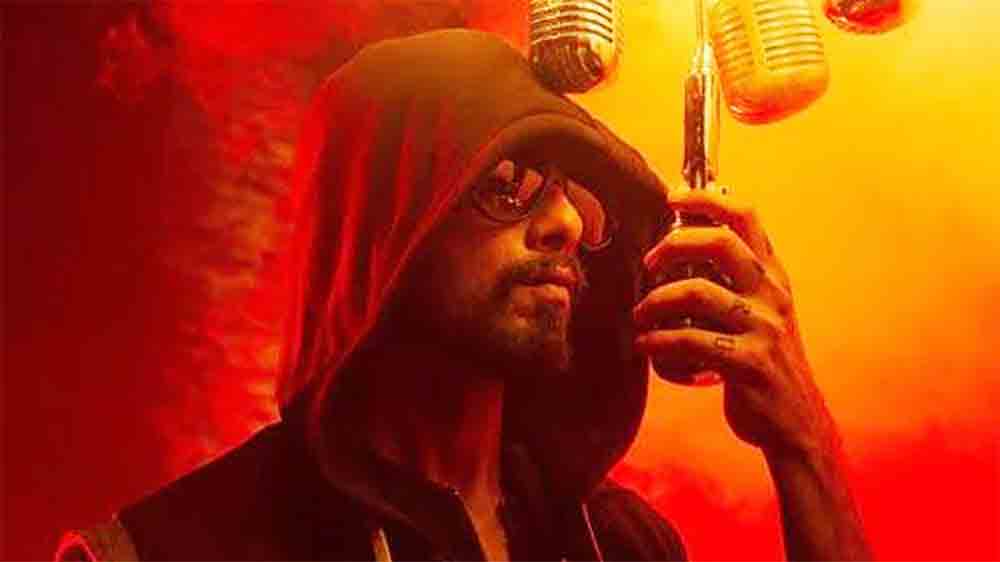 অভিষেক চৌবের তৈরি ‘উড়তা পঞ্জাব’ মুক্তি পেয়েছিল সেই ২০১৬ সালে। তাতেই মুখ্য চরিত্র ছিলেন তেজিন্দর ওরফে টমি সিংহ। পঞ্জাবের বাসিন্দাদের একাংশের মাদকাসক্তির সমস্যার উপর আলো ফেলেছিল অভিষেকের সে ছবি। 