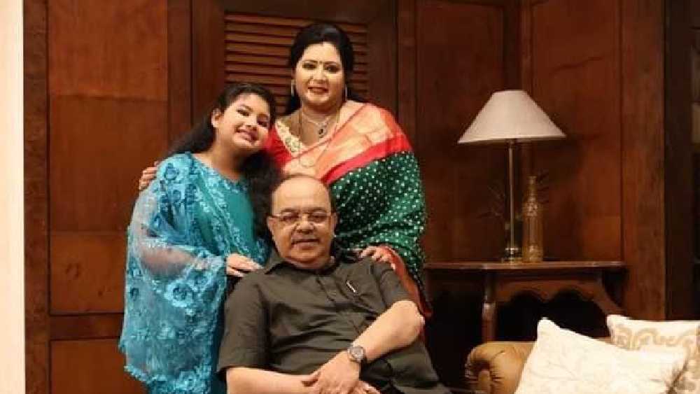 আদালতের রায়ের পর শোভন ও কন্যা মেহুলের সঙ্গে তোলা তাঁর বেশ কয়েকটি ছবি বুধবার রাতে নেটমাধ্যমে পোস্ট করেন বৈশাখী। কোনও ফ্রেমে শুধু শোভন আর বৈশাখী, কোনওটায় আবার শোভন, বৈশাখী ও মেহুল তিন জনেই। রয়েছে শুধু মেয়ের সঙ্গে তোলা ছবিও। 