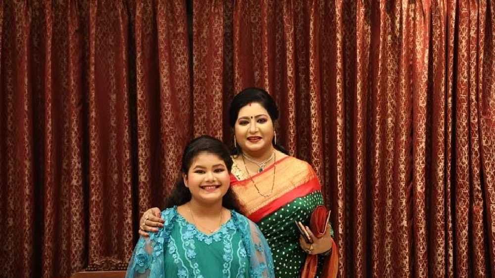 কলকাতার প্রাক্তন মেয়র শোভন চট্টোপাধ্যায়ের বান্ধবী বৈশাখী এত দিন তাঁর স্বামী মনোজিৎ মণ্ডলের সঙ্গে বিবাহবিচ্ছেদের মামলা লড়ছিলেন। মনোজিৎ অন্য সম্পর্কে জড়িয়েছেন, এমন দাবি করে বিবাহবিচ্ছেদের আবেদন নিয়ে আদালতের দ্বারস্থ হয়েছিলেন বৈশাখী। বুধবার ওই মামলার শেষ শুনানি ছিল। শুনানি শেষে আপস-বিচ্ছেদের পক্ষে রায় দিয়েছে আদালত। 