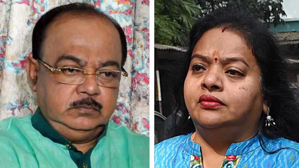 শোভনের বিবাহবিচ্ছেদের মামলা এখনও ঝুলছে আদালতে। যদিও তাঁর স্ত্রী তথা রাজ্যের তৃণমূল বিধায়ক রত্না চট্টোপাধ্যায় সাফ জানিয়েছেন, তিনি অত সহজে শোভনকে বিবাহবিচ্ছেদ দেবেন না।