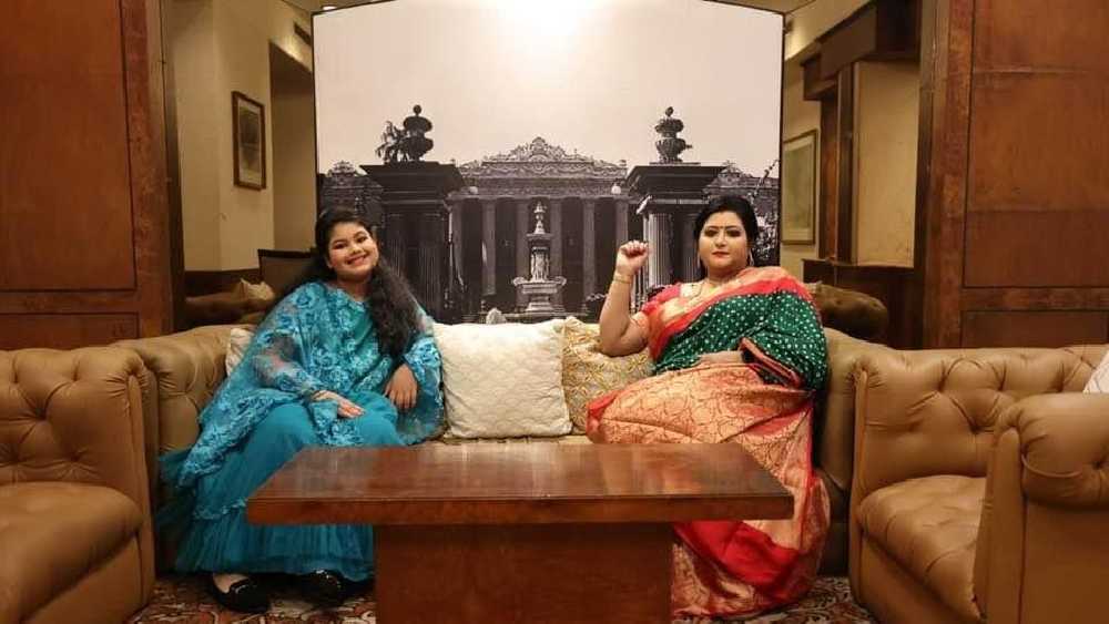 কন্যা মেহুলের জীবনে শোভনের কতটা অবদান রয়েছে, তা ব্যক্ত করেছেন বৈশাখীও। তিনিও আনন্দবাজার অনলাইনকে বলেন, ‘‘আমার সন্তানের জীবনে আমার মা আর শোভন ছাড়া কারও অবদান নেই।’’