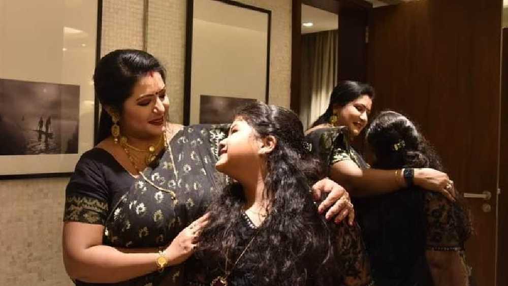 বৈশাখীর কথায়, ‘‘আমি যখন (কলেজের চাকরি থেকে) সাসপেনশনে ছিলাম, তখনও মেয়ে আমারই দায়িত্বে ছিল। এখনও আমারই দায়িত্বে থাকবে। শোভন এসে অনেক দায়িত্ব নিয়েছে। আমি মনোজিতের থেকে কোনও টাকা চাইনি। মেয়ের জন্য টাকা নেওয়া আত্মসম্মানে লাগে। কিন্তু বিচারকের উপর কথা বলতে পারি না।’’